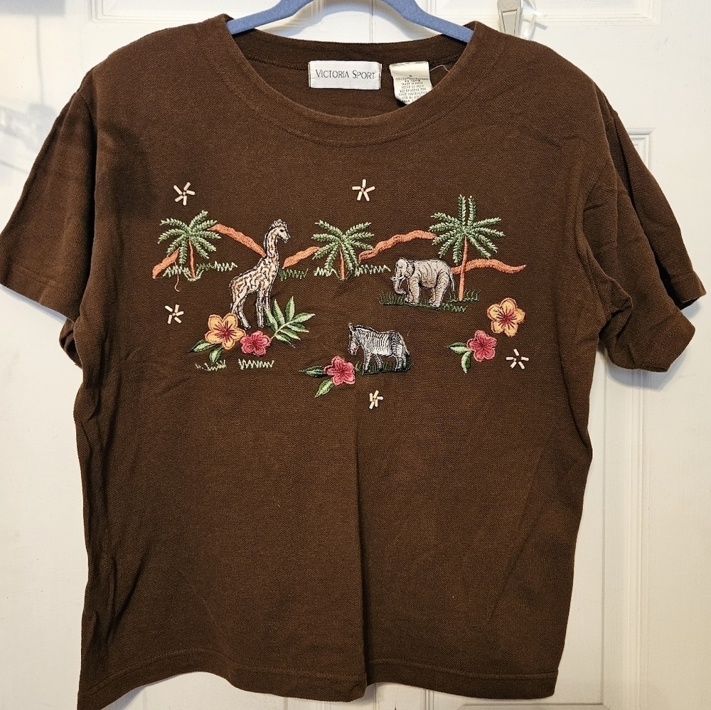 #426 Victoria Sport- Brown Short Sleeve "Wild Jungle" Top - Picture 1 of 7